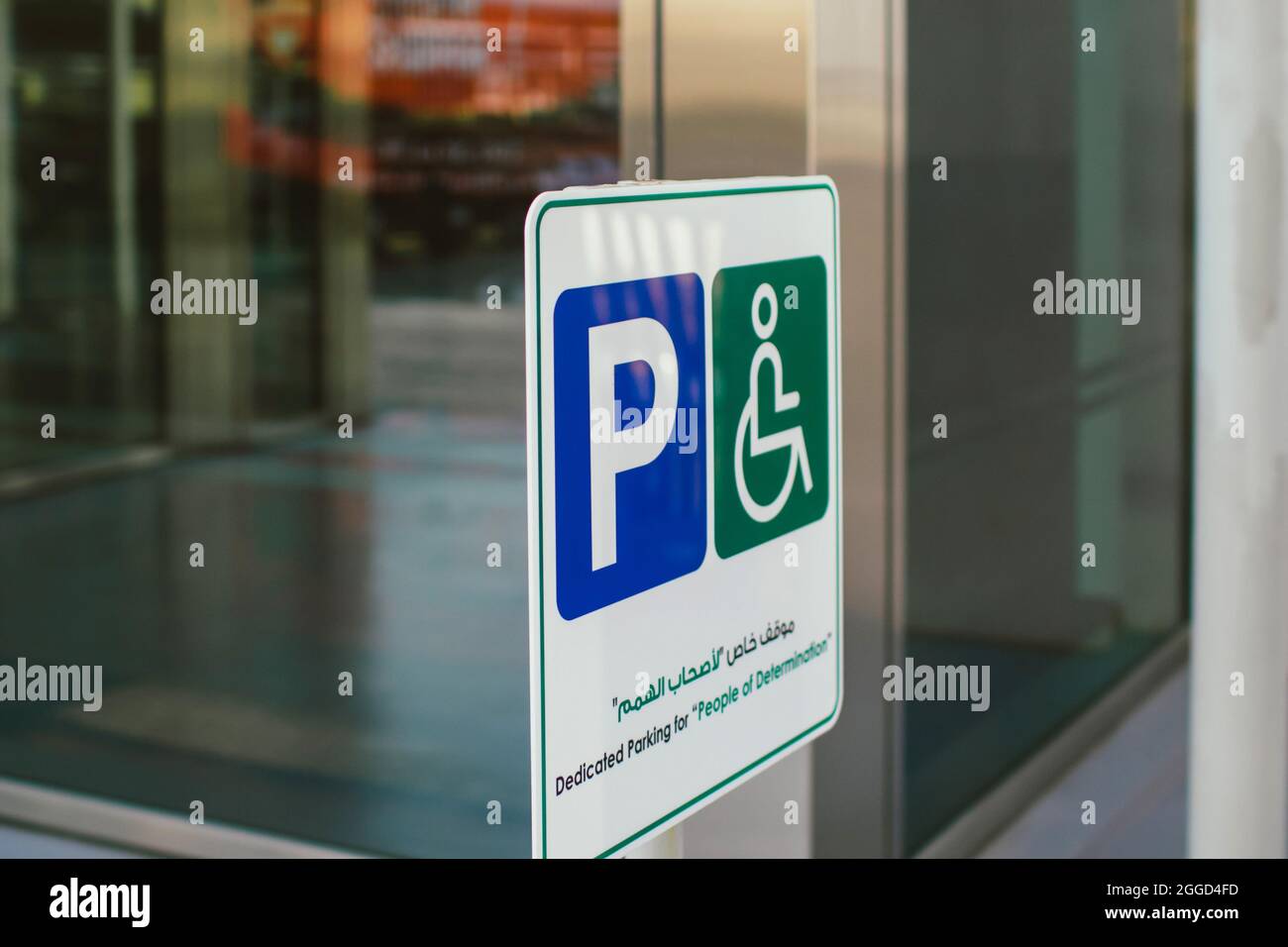 Cartello di parcheggio bianco sulla strada che mostra le indicazioni per le persone e le auto all'aperto Foto Stock