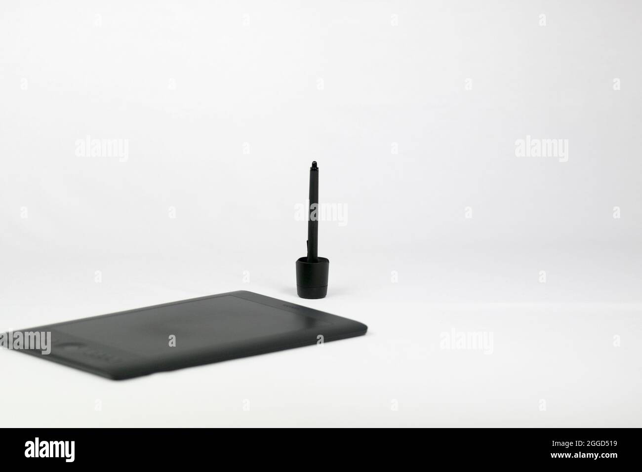 Digital Drawing Black Tablet su sfondo bianco con stilo Drawing Pen Foto Stock