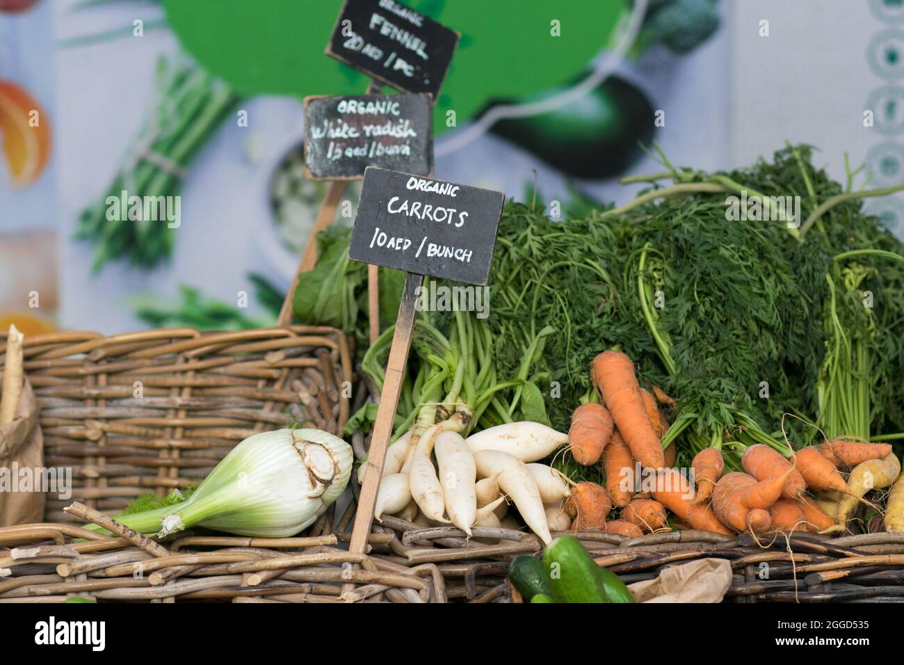 Mazzo di verdure fresche verdi alimenti con carota foglie verdi e prezzo Tag Foto Stock