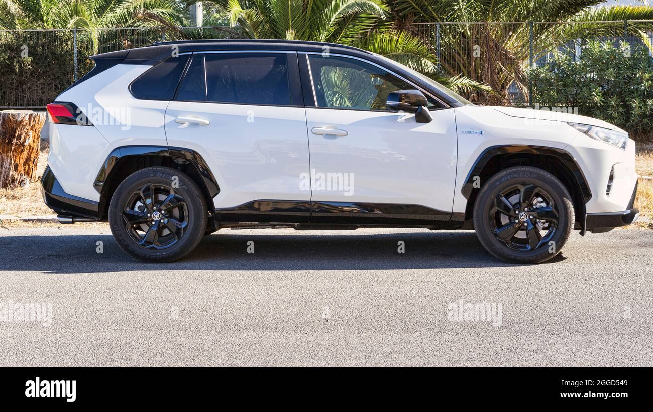 Profilo view beautiful lines design bianco suv car model Toyota Rav4 Hybrid prodotto da giapponese Toyota Motor Corporation industria automobilistica,Roma,Ital Foto Stock
