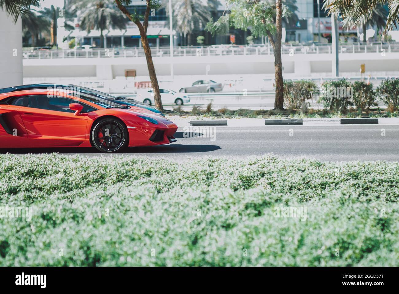 Guida di una Red Car Super Luxury su strada Foto Stock