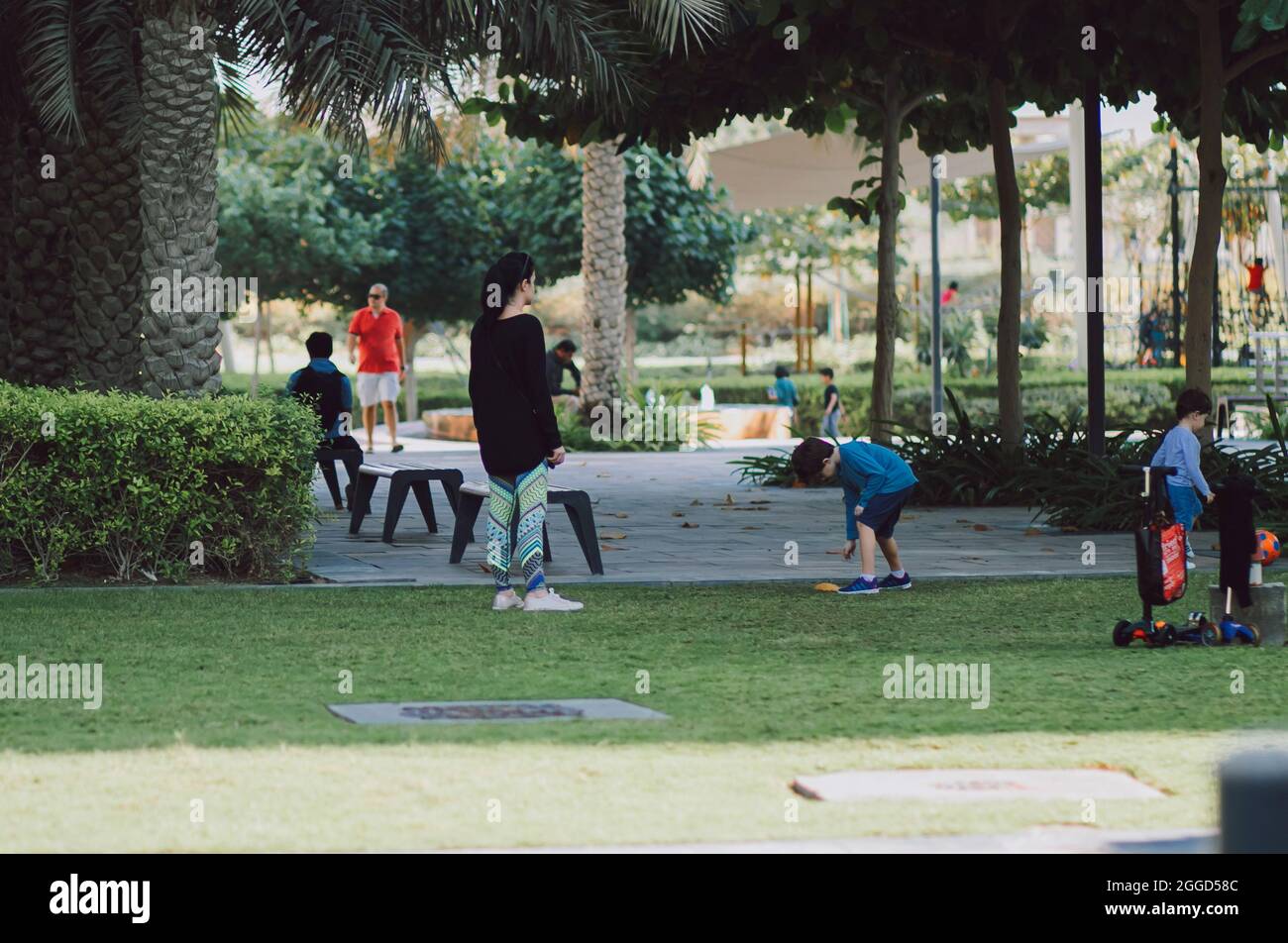 Famiglia e bambini che giocano nel parco all'aperto su Green Grass Foto Stock