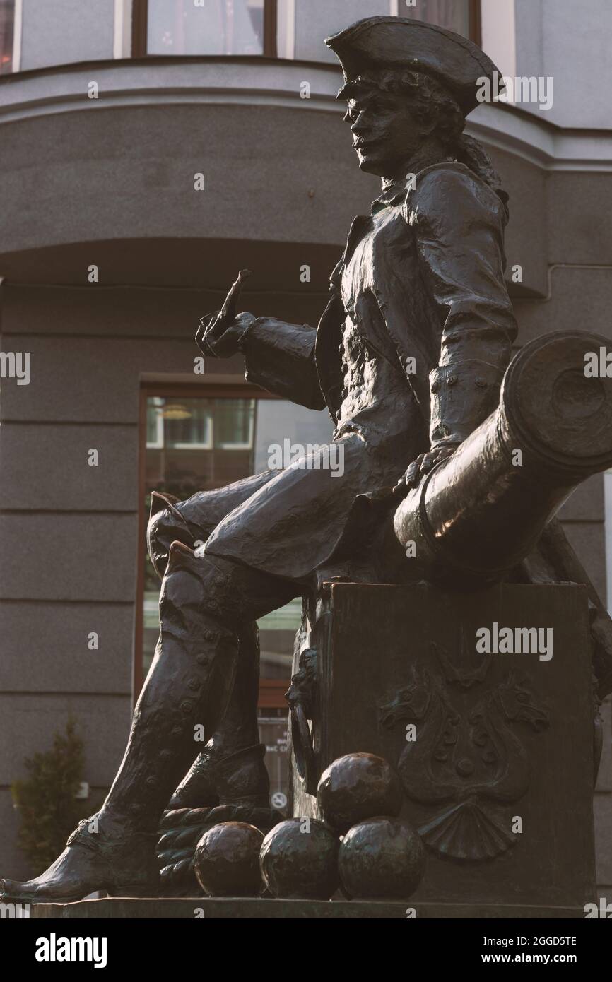 San Pietroburgo, Russia - 04 aprile 2021: Monumento al cannoniere Vasily Korchmin seduto su un cannone in profilo, che era un socio del russo Foto Stock