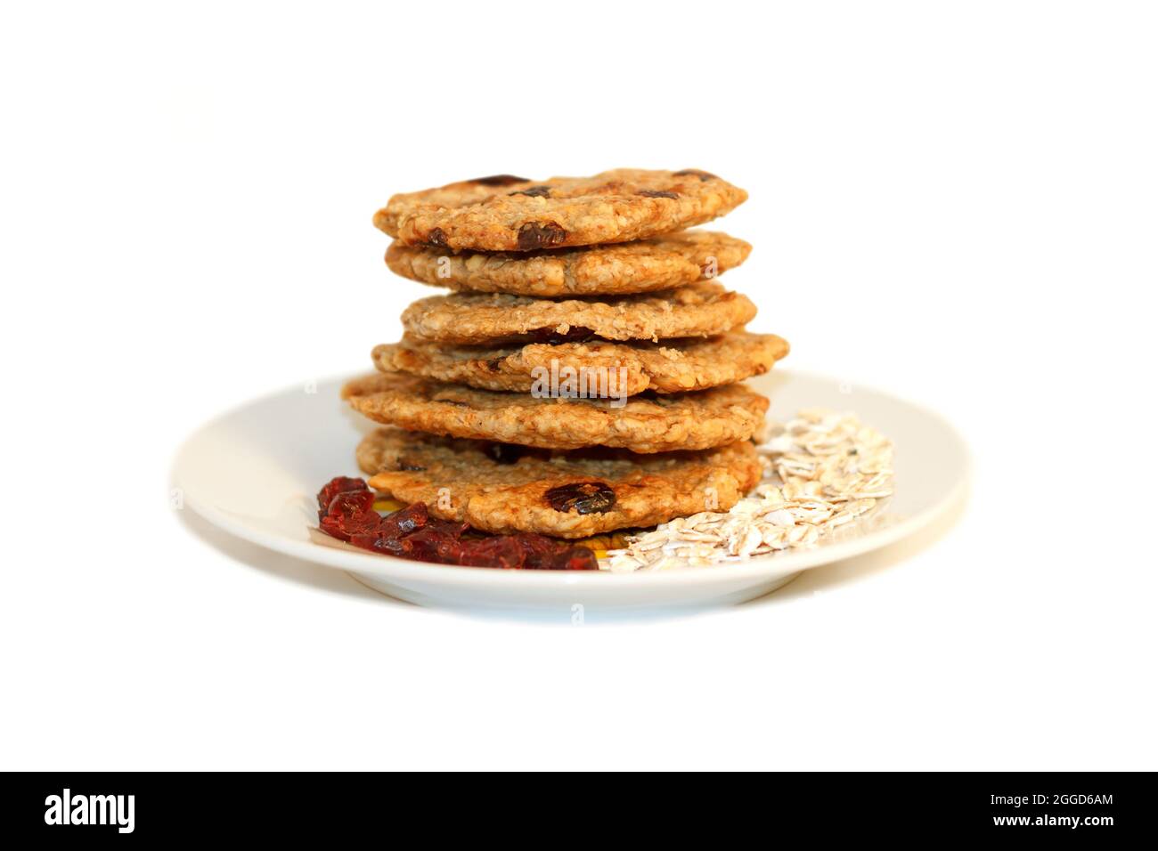 Fiocchi d'avena naturali e deliziosi con bacche cotte a casa per vegetariani su sfondo bianco, fatti a mano Foto Stock