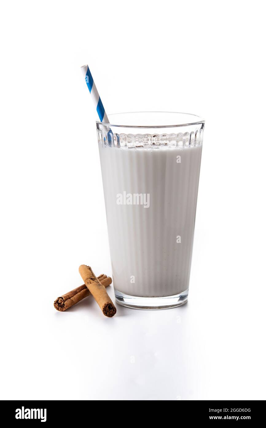 Orchata fresca con cannella in vetro isolata su sfondo bianco Foto Stock