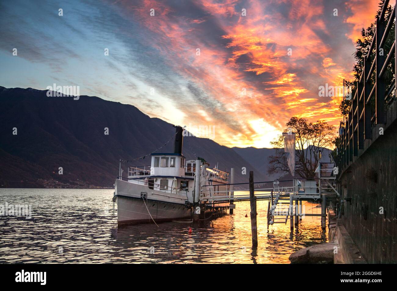 Molo di navigazione Lariana al tramonto, Lago di Como, Lombardia, Italia, Europa Foto Stock