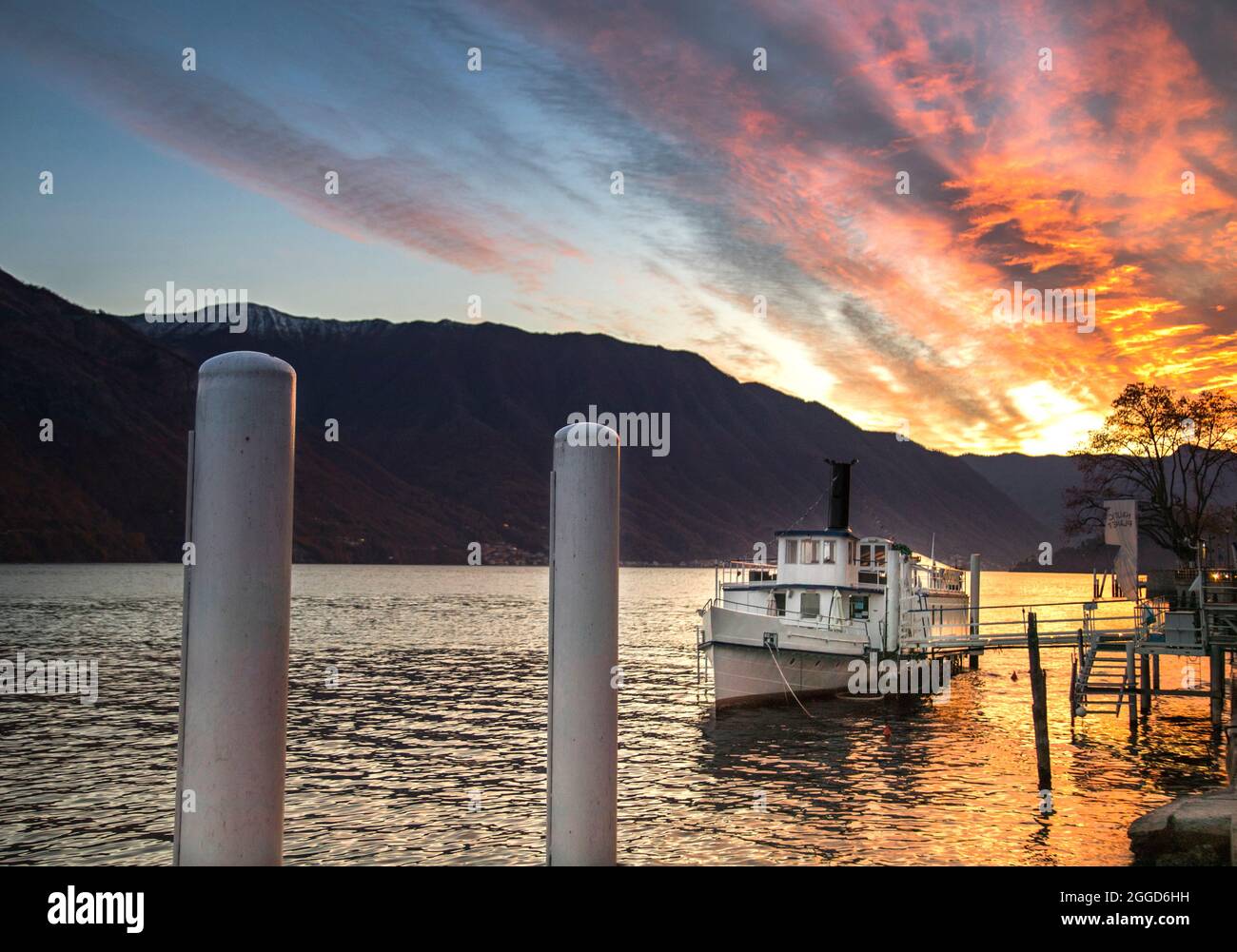 Molo di navigazione Lariana al tramonto, Lago di Como, Lombardia, Italia, Europa Foto Stock