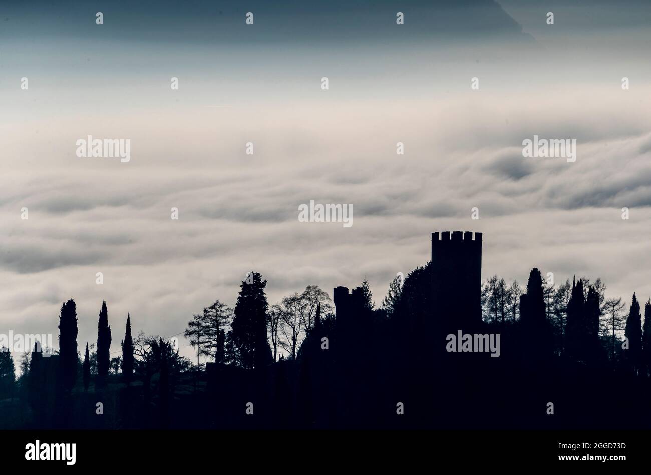 Nebbia mattutina sul Lago di Como e Castello di Vezio, Lombardia, Italia, Europa Foto Stock