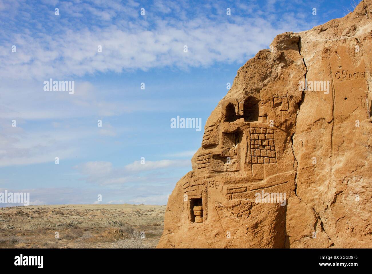 ALAT. Azerbaigian. 02.16.2020 anni. Intagliare una città in una roccia sabbiosa in un campo aperto. Foto Stock