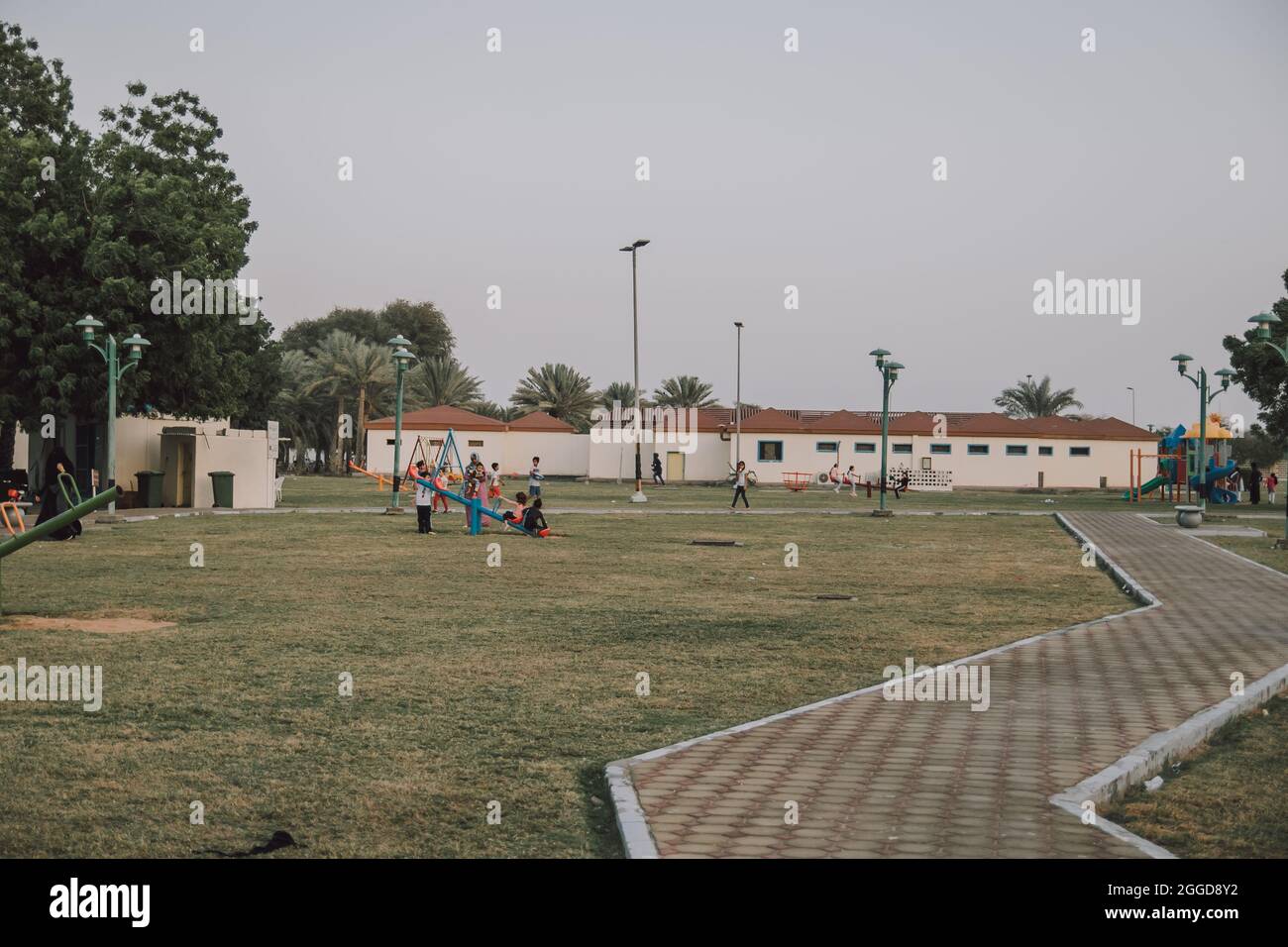 Parco con Case e persone con Bambini nella Yard all'aperto Foto Stock