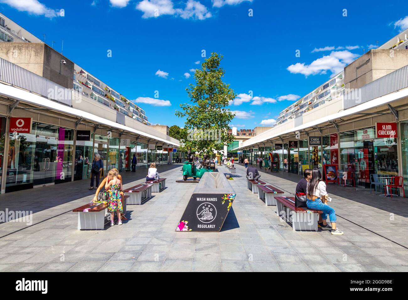 Il Brunswick Center edificio brutalista trasformato in centro commerciale, Londra, Regno Unito Foto Stock