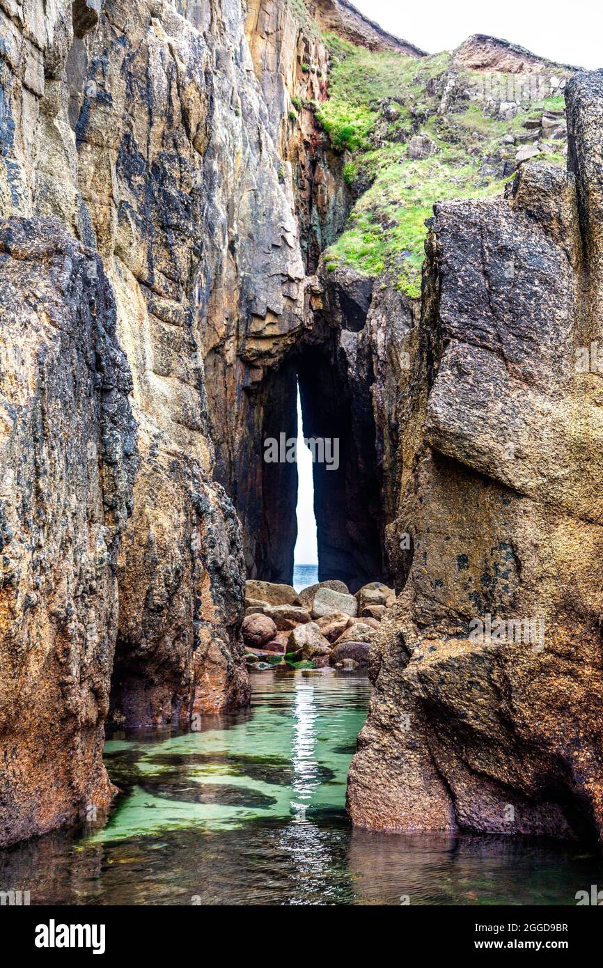 Grotta a Nanjizal Beach, Mill Bay, Penwith Peninsula, Cornovaglia, Regno Unito Foto Stock