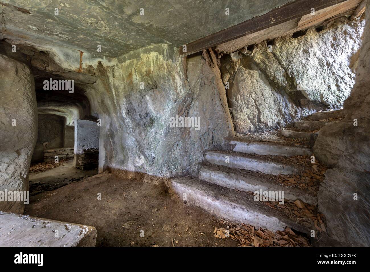 Posti militari nella grotta, Vestreno, Lago di Como, Lombardia, Italia, Europa Foto Stock