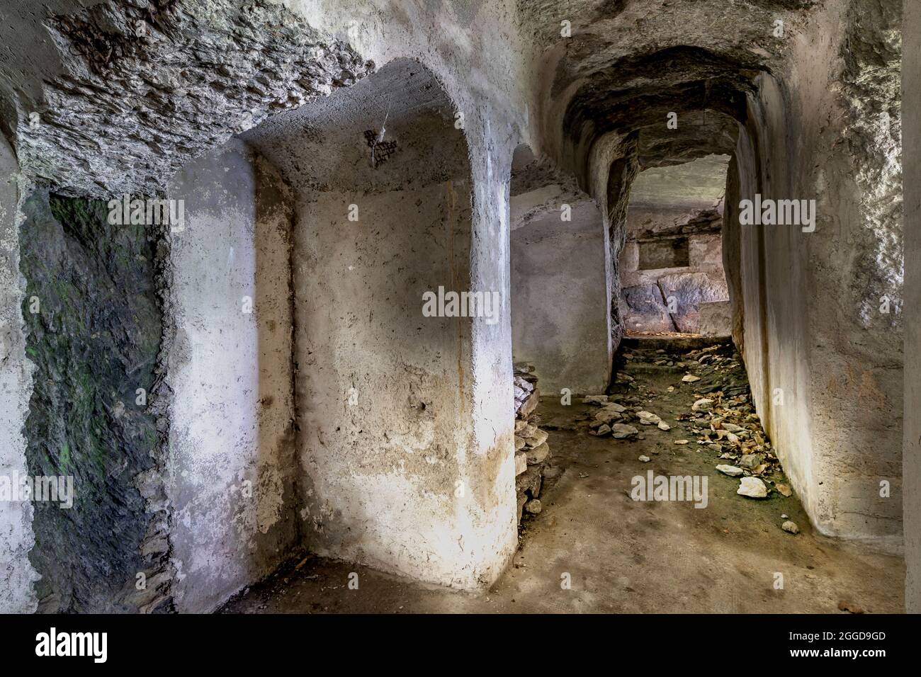 Posti militari nella grotta, Vestreno, Lago di Como, Lombardia, Italia, Europa Foto Stock