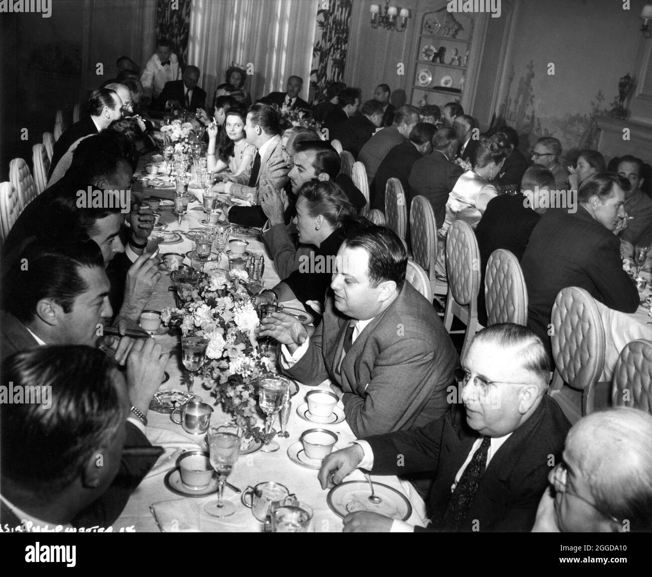HARRY WARNER e JACK L. WARNER (sul retro) ospitano un pranzo per il British Film Executive Sir Philip Warter al Warner Brothers Studio circa 1947 con ospiti tra cui il direttore VINCENT SHERMAN EVE ARDEN ZACHARY SCOTT JACK CARSON JANE WYMAN LAUREN BALL HUMPHREY BOGART e BRUCE BENNETT Advertisation for Warner Bros Foto Stock