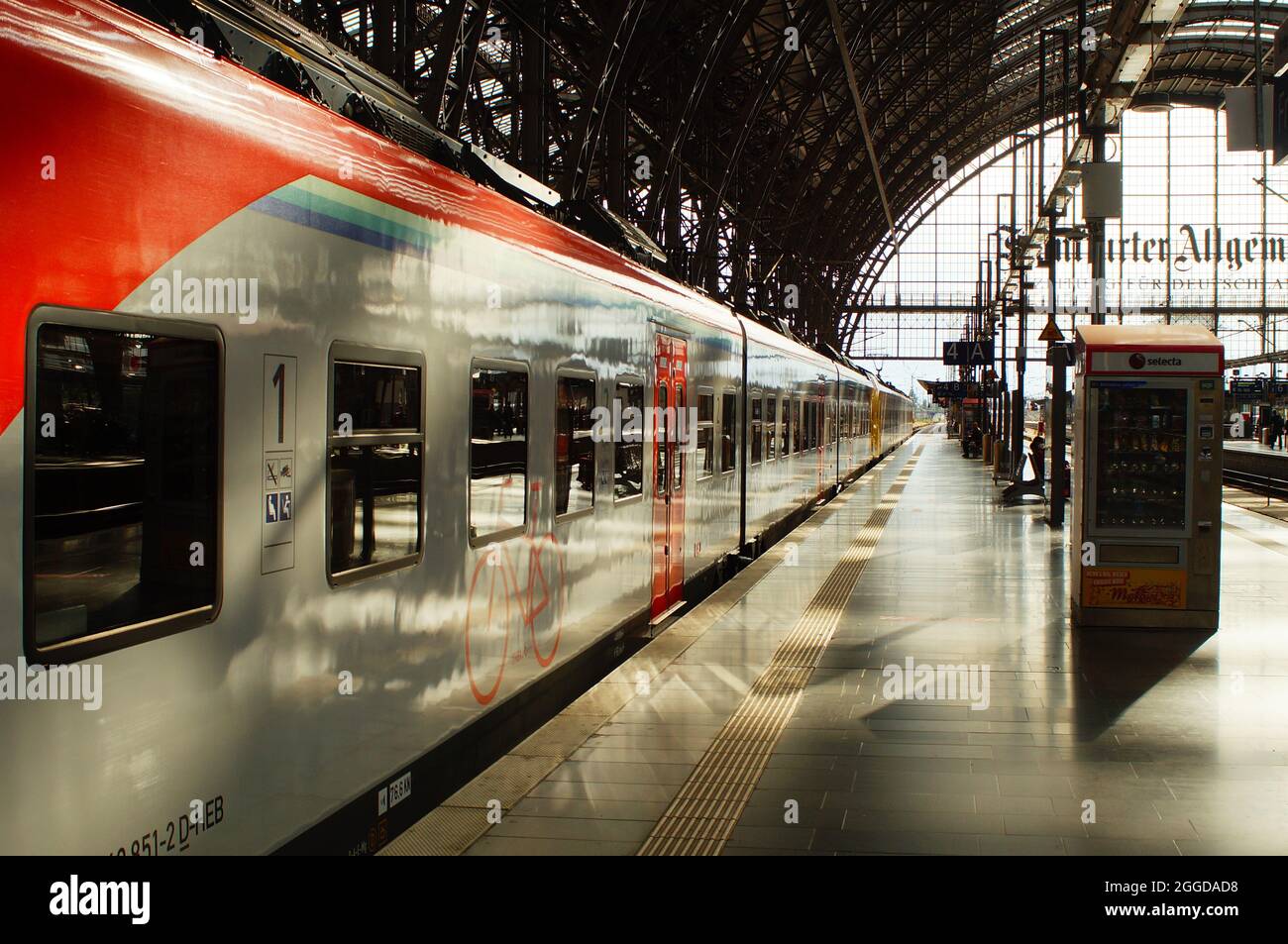 FRANCOFORTE, GERMANIA - 24 agosto 2021: Un treno della 'Hessische Landesbahn' è pronto per la partenza alla stazione centrale di Francoforte. Retroilluminazione con BE Foto Stock