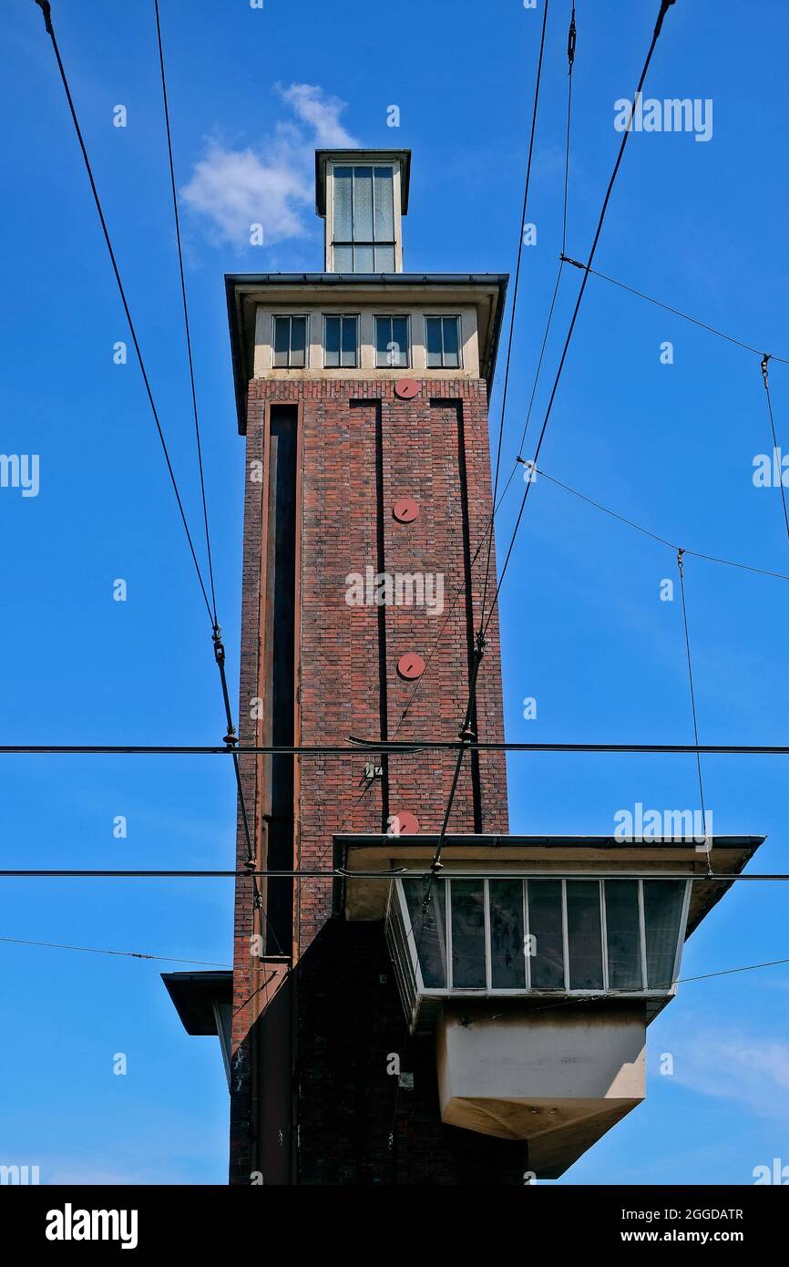 Casa della guardia nel molo del Schwanentorbrücke, un ponte di risalita sul porto interno di Duisburg. Foto Stock