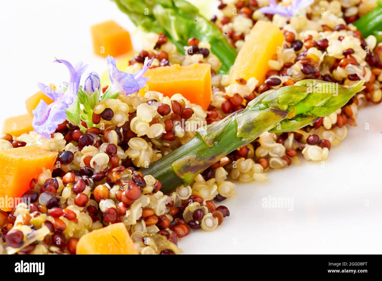 Quinoa al vapore e saltato in padella con asparagi e carote Foto Stock