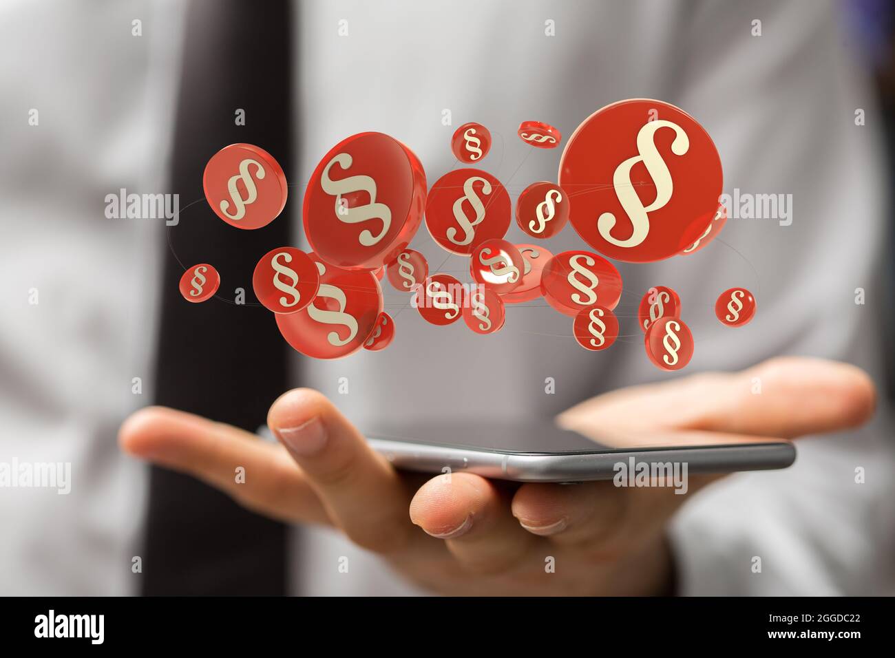 Primo piano di una mano che tiene un telefono con simboli di giustizia 3D fluttuanti. Foto Stock