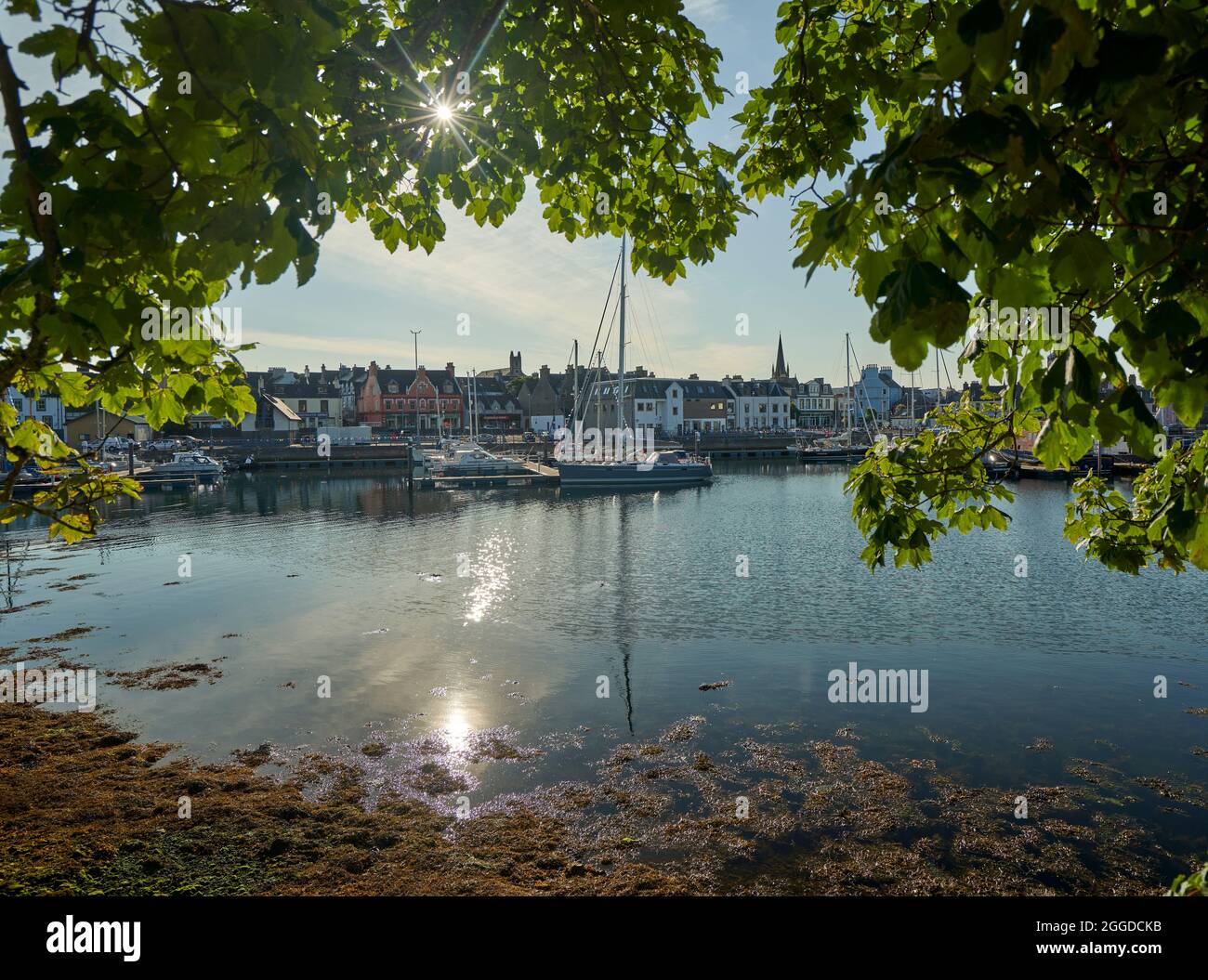 Il porto di Stornoway è stato visto dai giardini del castello di Lews in una giornata estiva soleggiata. Foto Stock