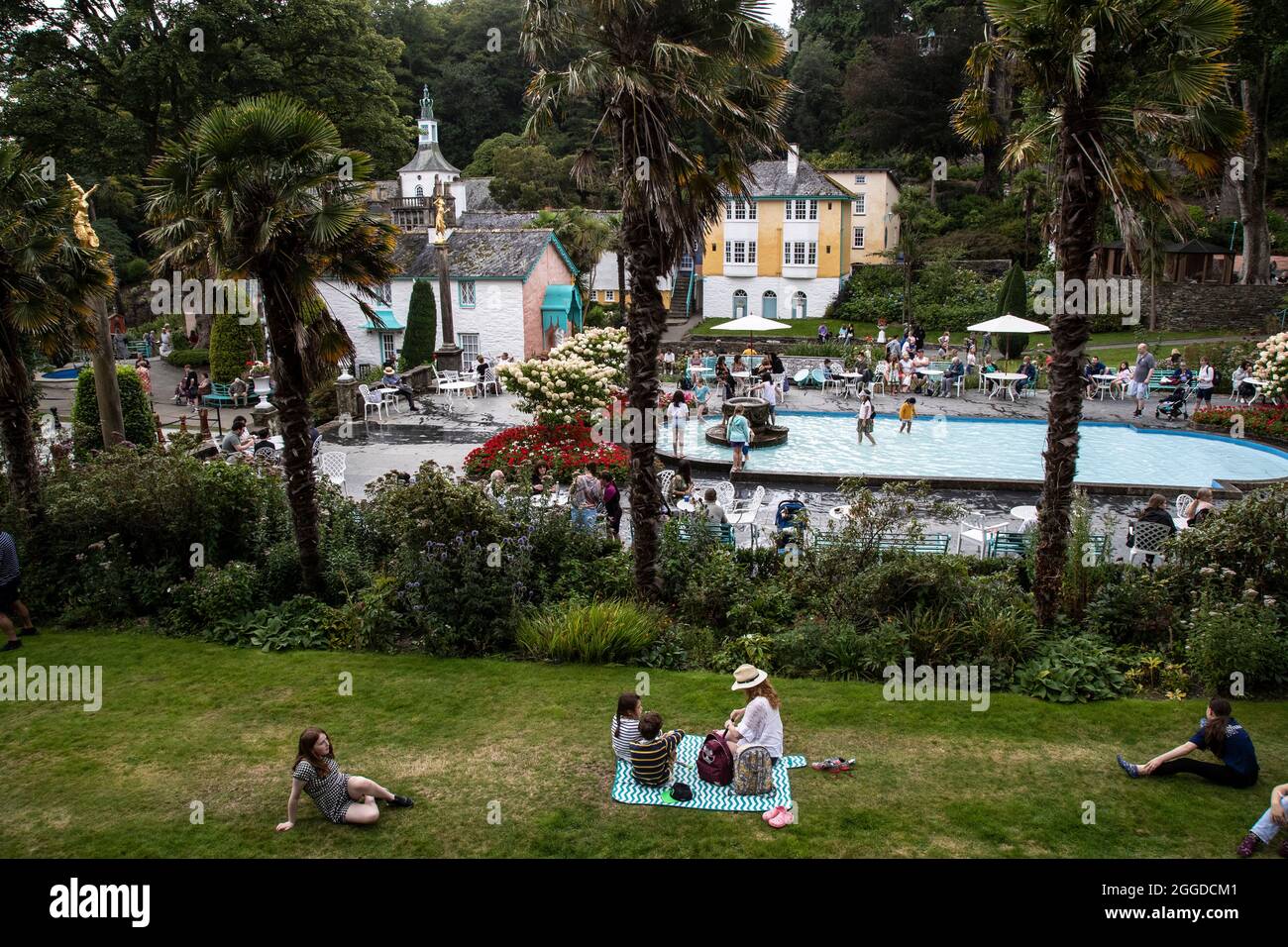 Una vista attraverso gli alberi della Piazza e la piscina di Portmerion villaggio in stile italiano a Gwynedd, Galles del Nord, Regno Unito Foto Stock