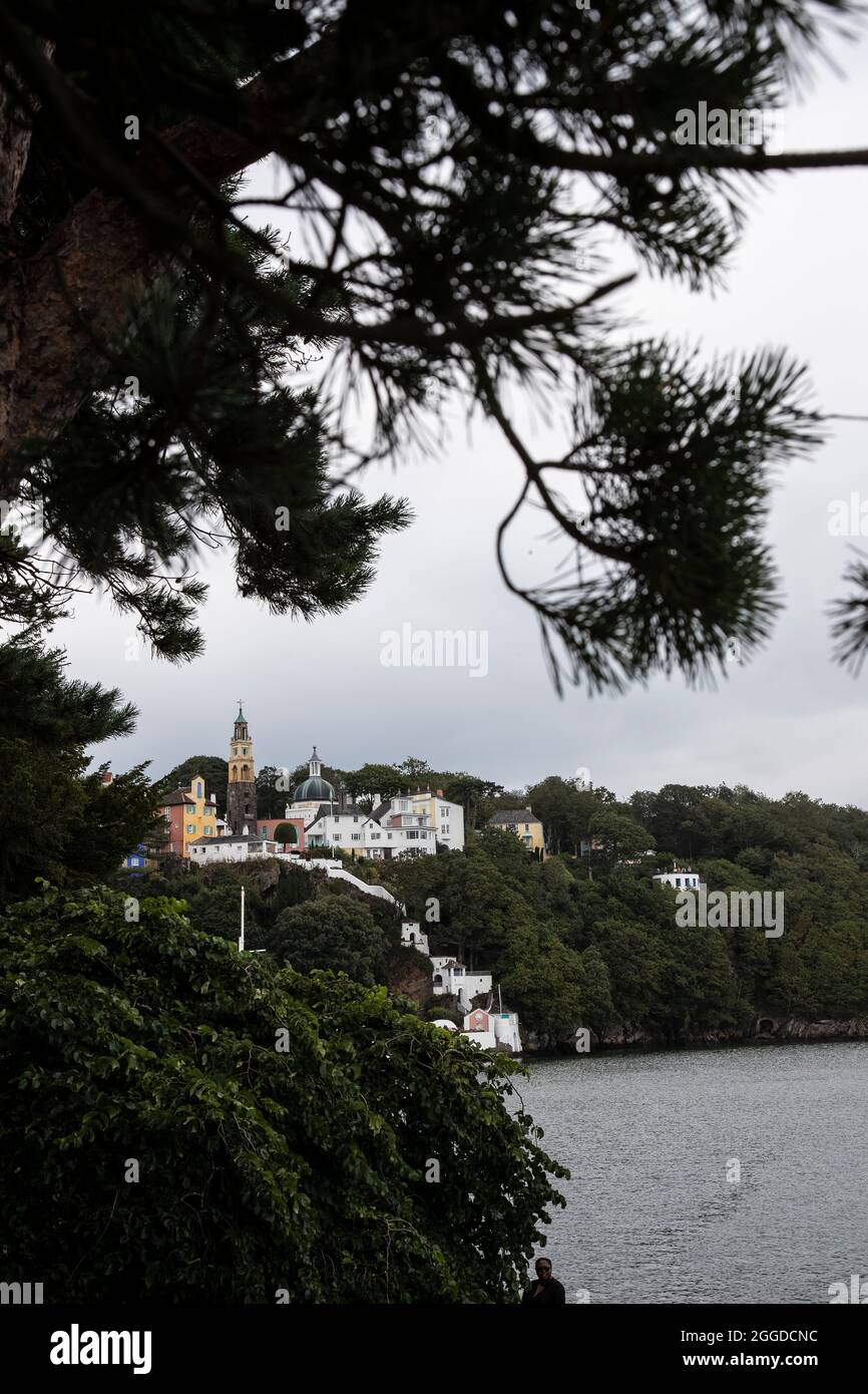 Una vista distante dal sentiero costiero del villaggio di Portmerion in stile italiano a Gwynedd, Galles del Nord e famosa attrazione turistica Foto Stock
