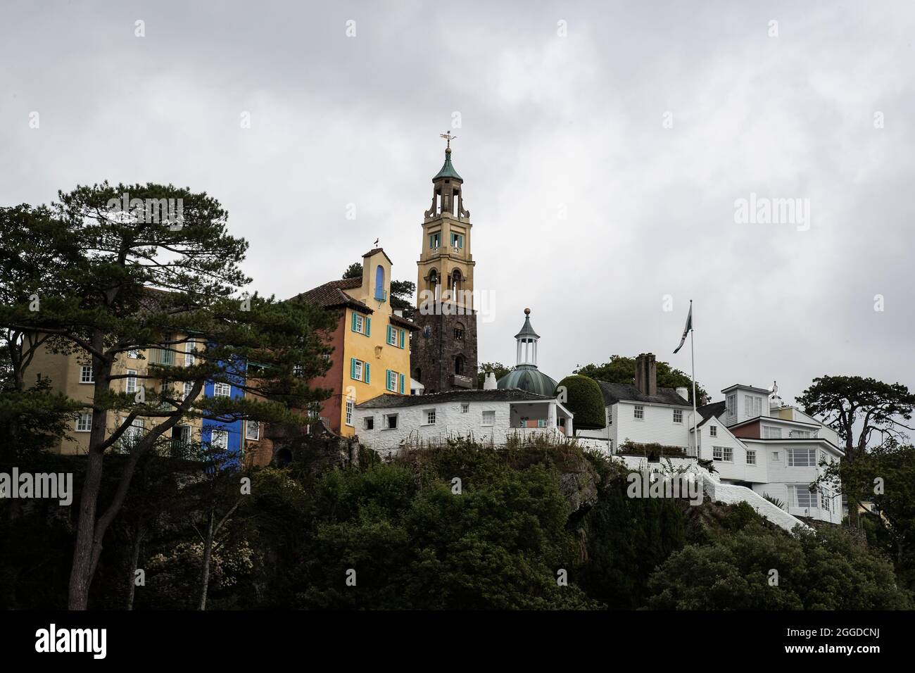 Guardando verso il Campanile dalla Piazza del villaggio italiano di Portmerion a Gwynedd, Galles del Nord Regno Unito Foto Stock