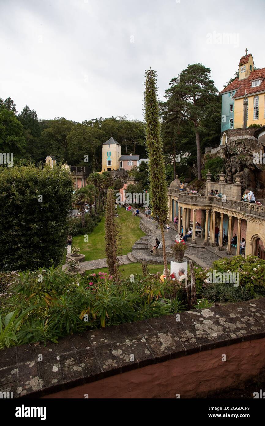 Il Bristol Colonnade a Portmerion Mock Italian Village a Gwynedd, Galles del Nord, Regno Unito Foto Stock