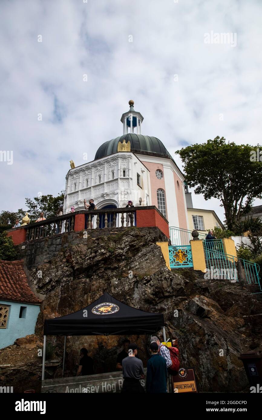 Guardando verso l'hotel Dome adiacente al Bridge House a Portmerion, villaggio italiano nel Galles del Nord, che ha fatto parte della serie TV 'The Prisoner'. Foto Stock