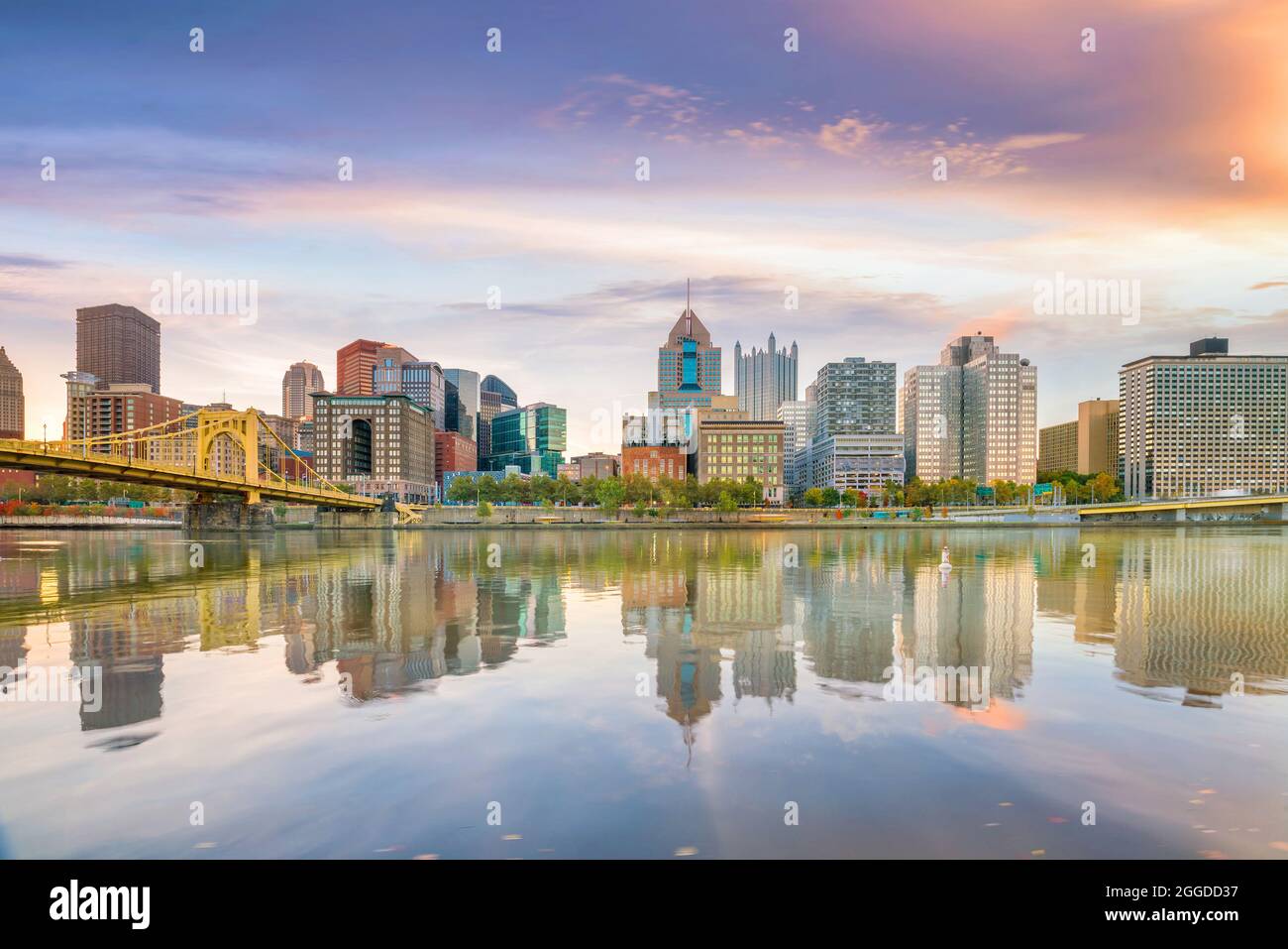 Skyline del centro di Pittsburgh, Pennsylvania al tramonto negli Stati Uniti Foto Stock
