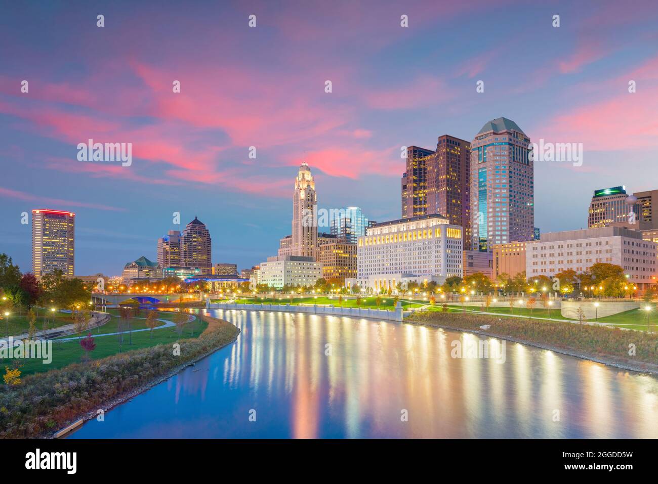 Vista dello skyline del centro di Cleveland in Ohio USA al tramonto Foto Stock