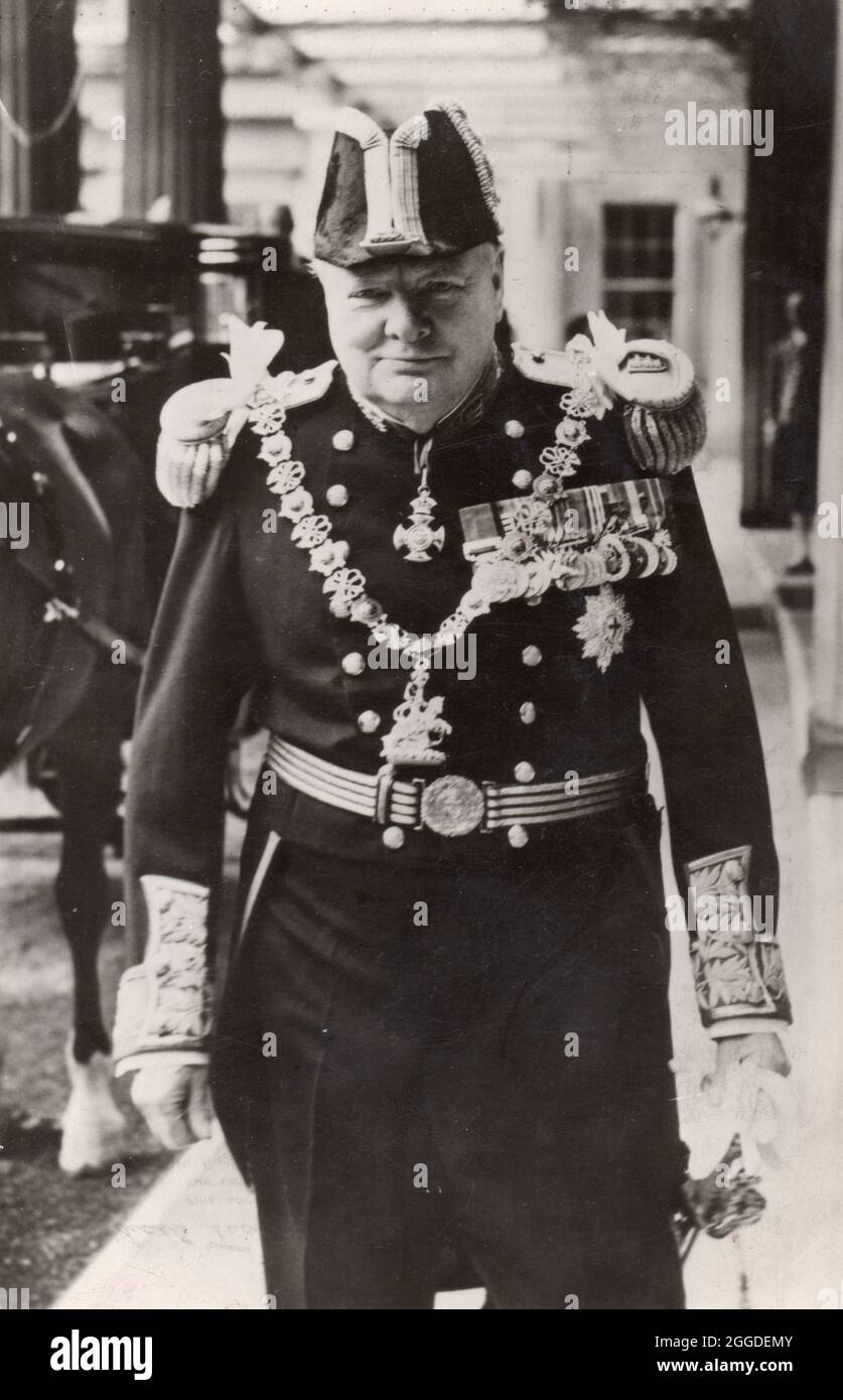 Churchill nella divisa dell'Ammiraglio, 1946. Il 14 agosto 1946, re Giorgio VI conferì a Winston Churchill (1874-1965) l'antico onore della nomina a Lord Warden e Ammiraglio dei cinque porti, nel cortile di Buckingham Palace, Londra. Foto Stock