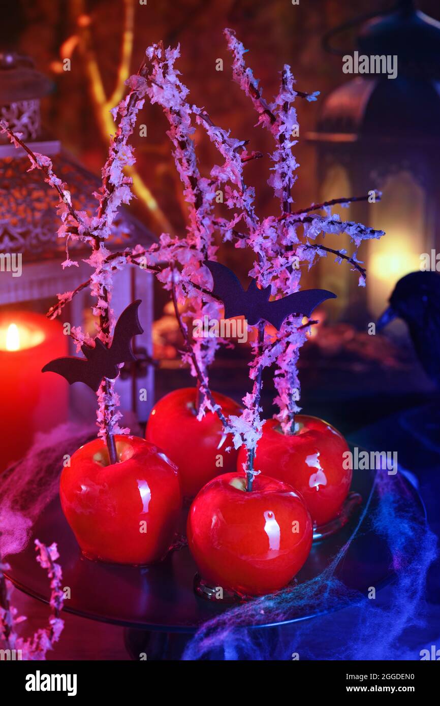 Dessert di Halloween. Avvelenato sangue caramellato caramella mela glassata. Veleno bianco neve Lollipop. Foto Stock