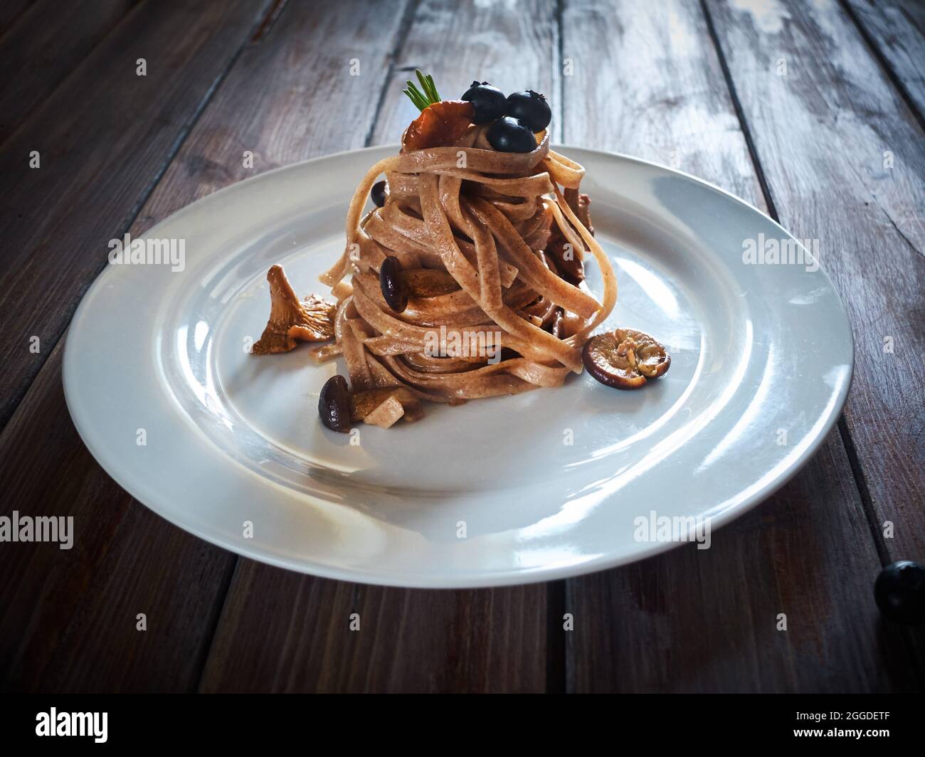Tagliatelle di mirtillo e funghi. Foto Stock