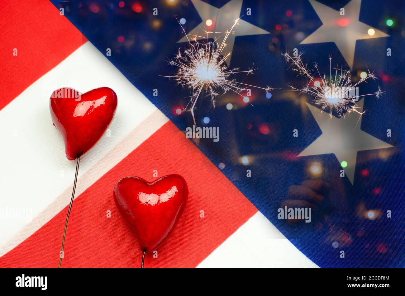 Due cuori rossi sullo sfondo della bandiera americana. Congratulazioni per la Giornata dell'Indipendenza. Festa nazionale americana Independence Day Foto Stock