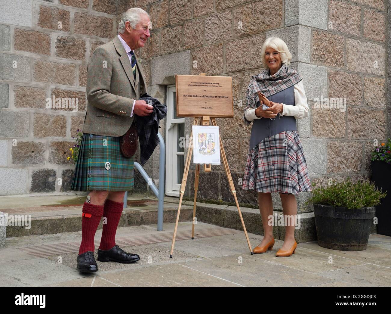Il Principe di Galles e la Duchessa di Cornovaglia, conosciuta come il Duca e la Duchessa di Rothesay in Scozia, svelano una targa per commemorare l'apertura del Ballater Community & Heritage Hub a Ballater, Aberdeenshire. Data foto: Martedì 31 agosto 2021. Foto Stock