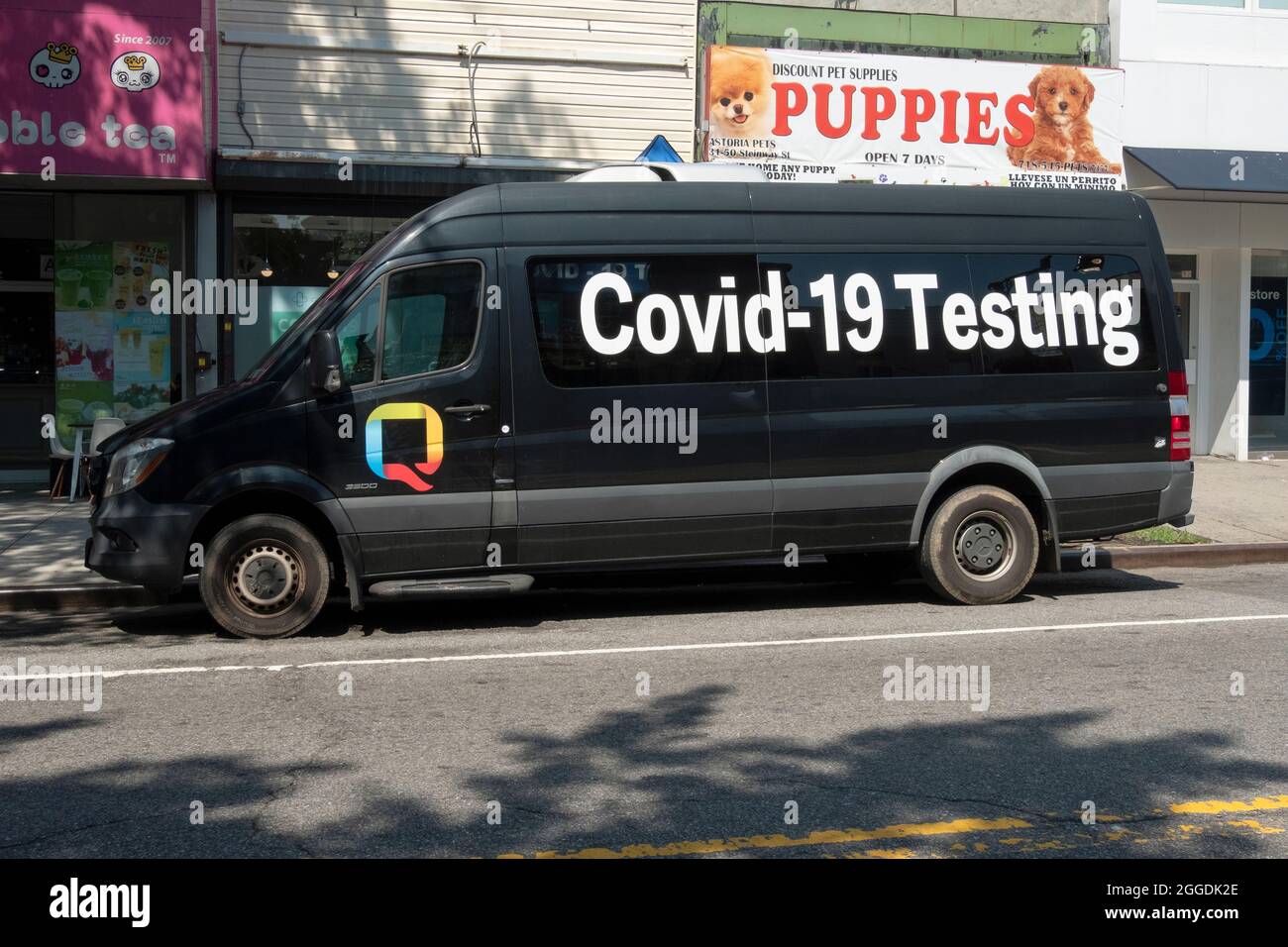 Un camion di prova LabQ mobile Covid-19 parcheggiato in Steinway Street ad Astoria, Queens, New York City. Foto Stock