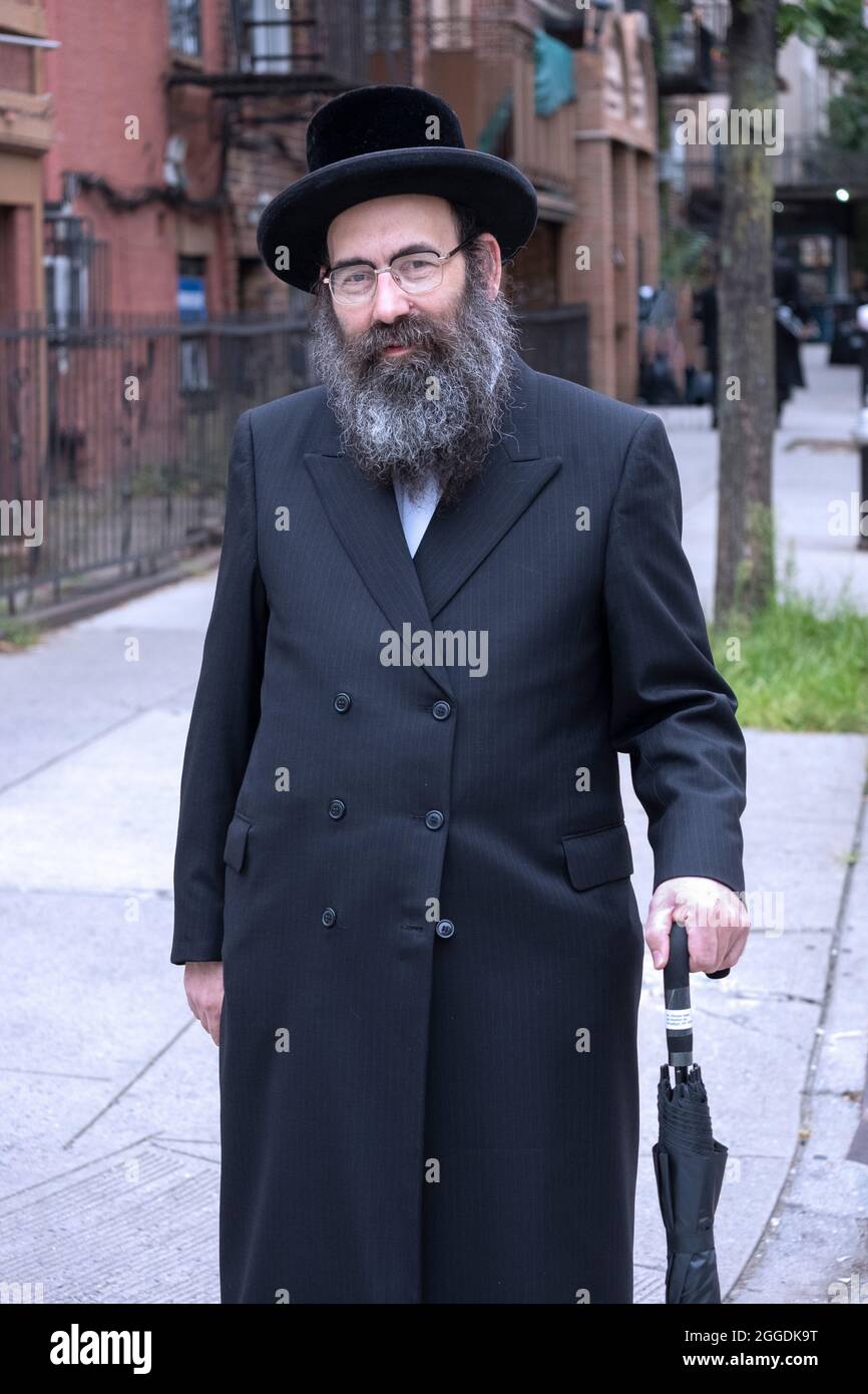Ritratto di un rabbino asidico su Bedford Avenue e Ross Street a Williamsburg, Brooklyn, New York City. Foto Stock