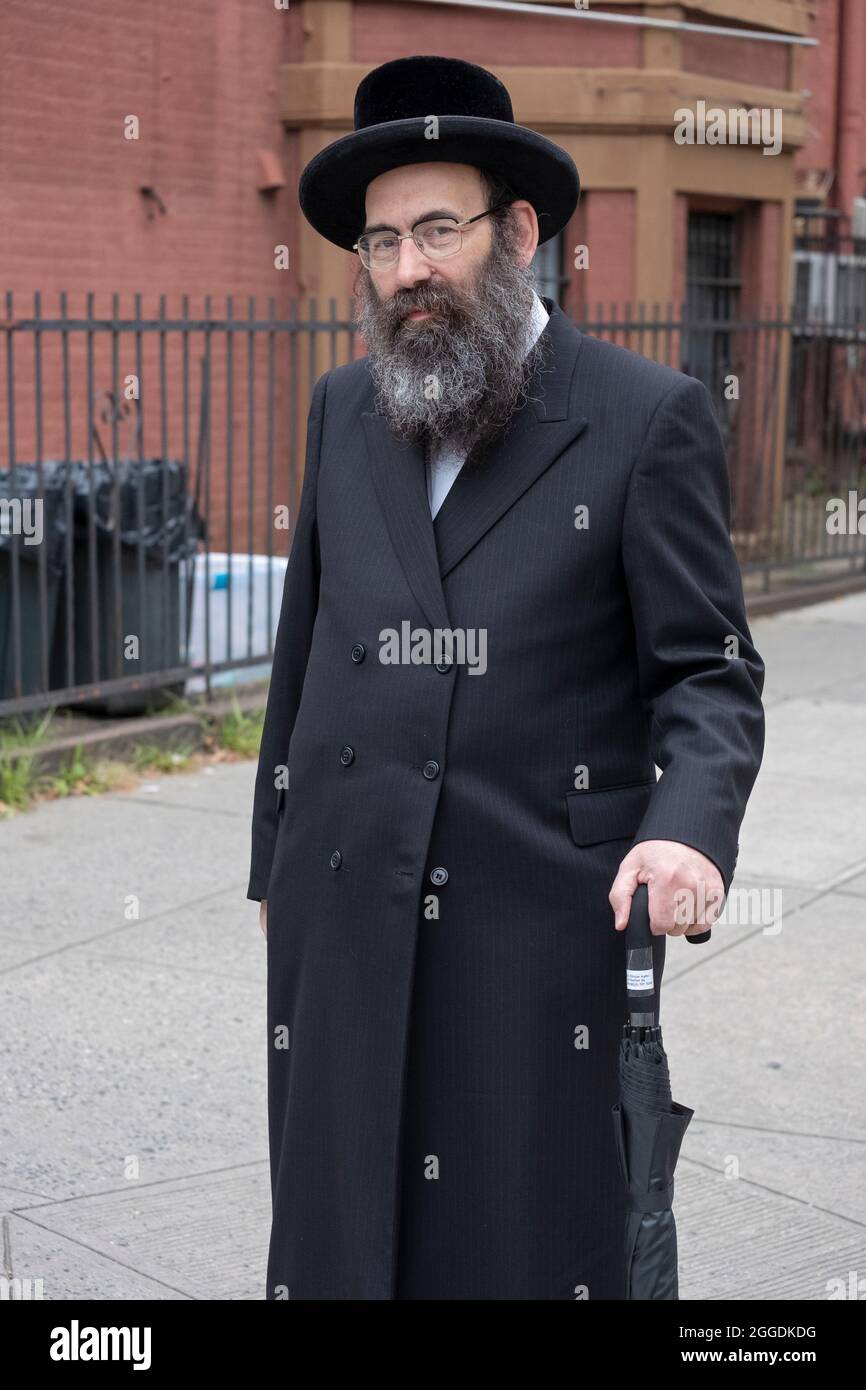 Ritratto di un rabbino asidico su Bedford Avenue e Ross Street a Williamsburg, Brooklyn, New York City. Foto Stock