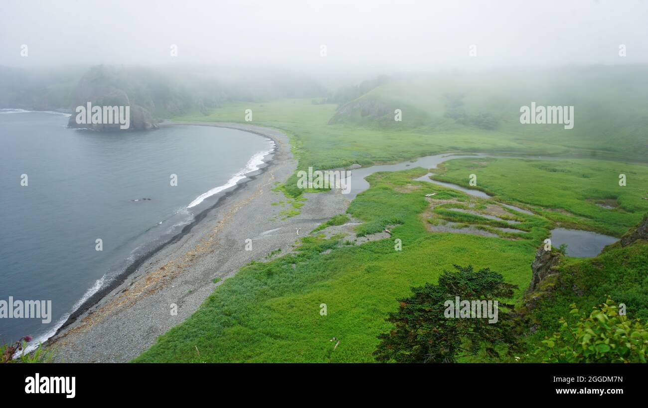 Scogliere verdi e baia delle isole Kuril. Shikotan. Foto Stock