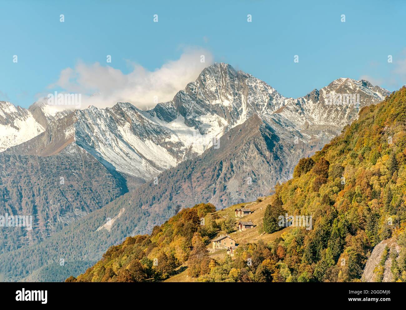 Vista in lontananza di un villaggio montano della Valle di Bregaglia in autunno, Ticino, Svizzera Foto Stock