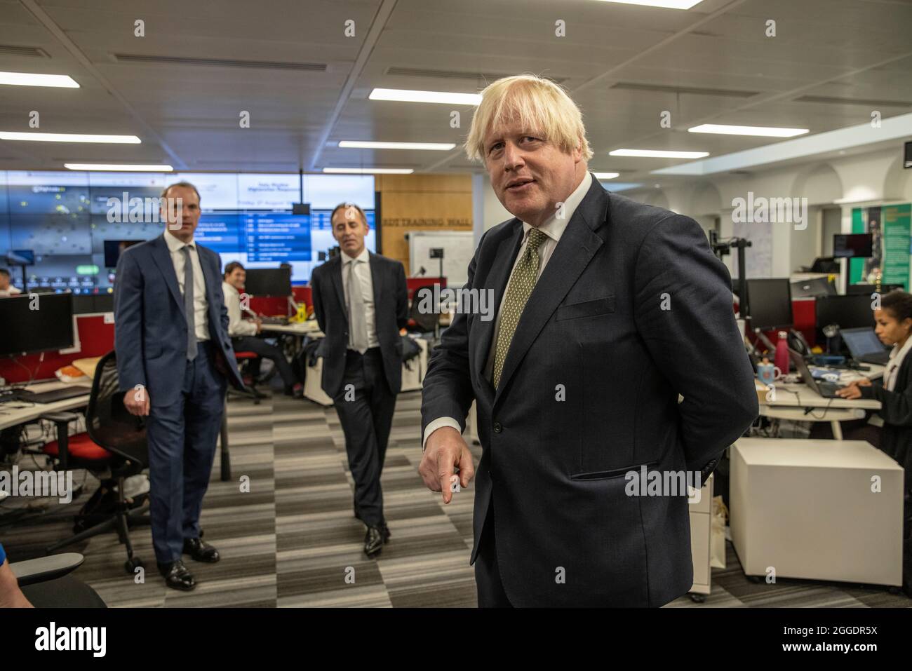 Il primo Ministro britannico Boris Johnson e il Segretario di Stato Affari Esteri, Commonwealth e sviluppo in visita al Foreign Office Crisis Centre di Londra. Foto Stock