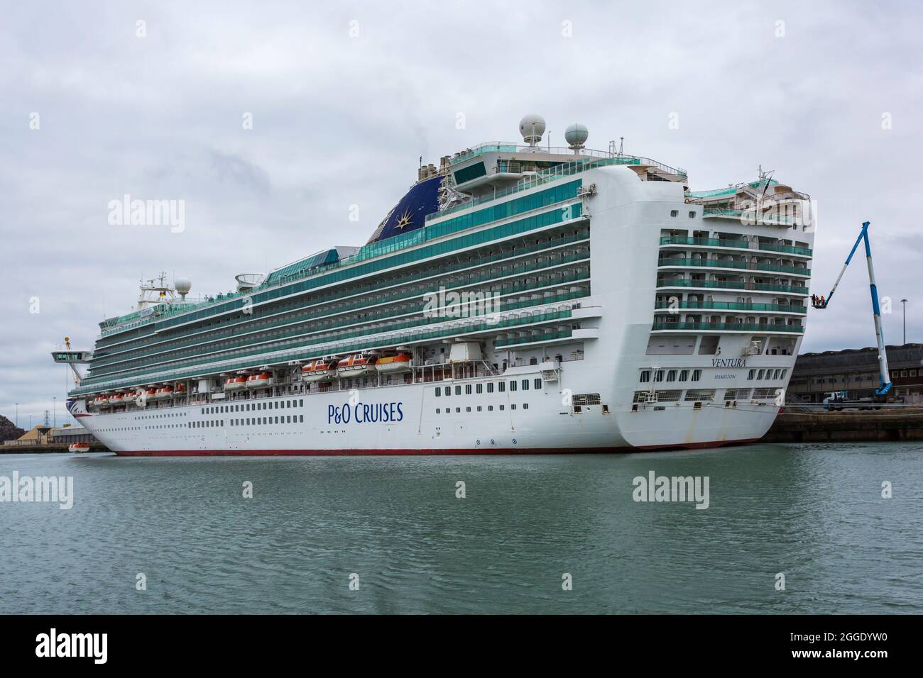 P&o nave da crociera Ventura ormeggiata a Southampton Docks, Hampshire UK nel mese di agosto - nave da crociera nave da crociera navi da crociera navi da crociera navi da crociera Foto Stock