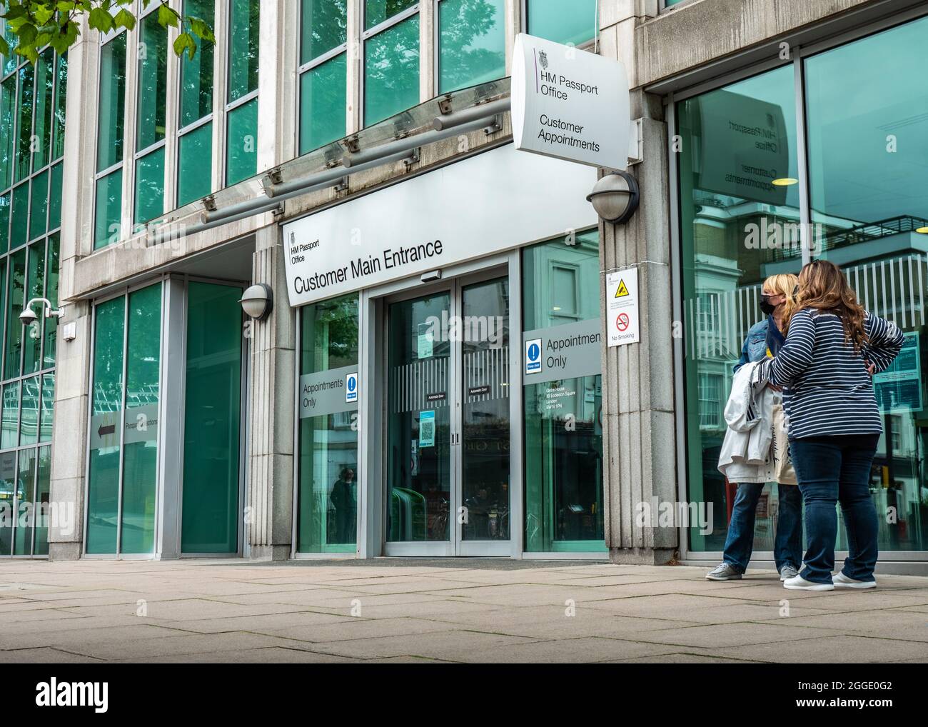 HM Passport Office, Londra, Regno Unito. L'ingresso principale del cliente all'Ufficio passaporti per cittadini britannici a Pimlico, nel sud di Londra. Foto Stock