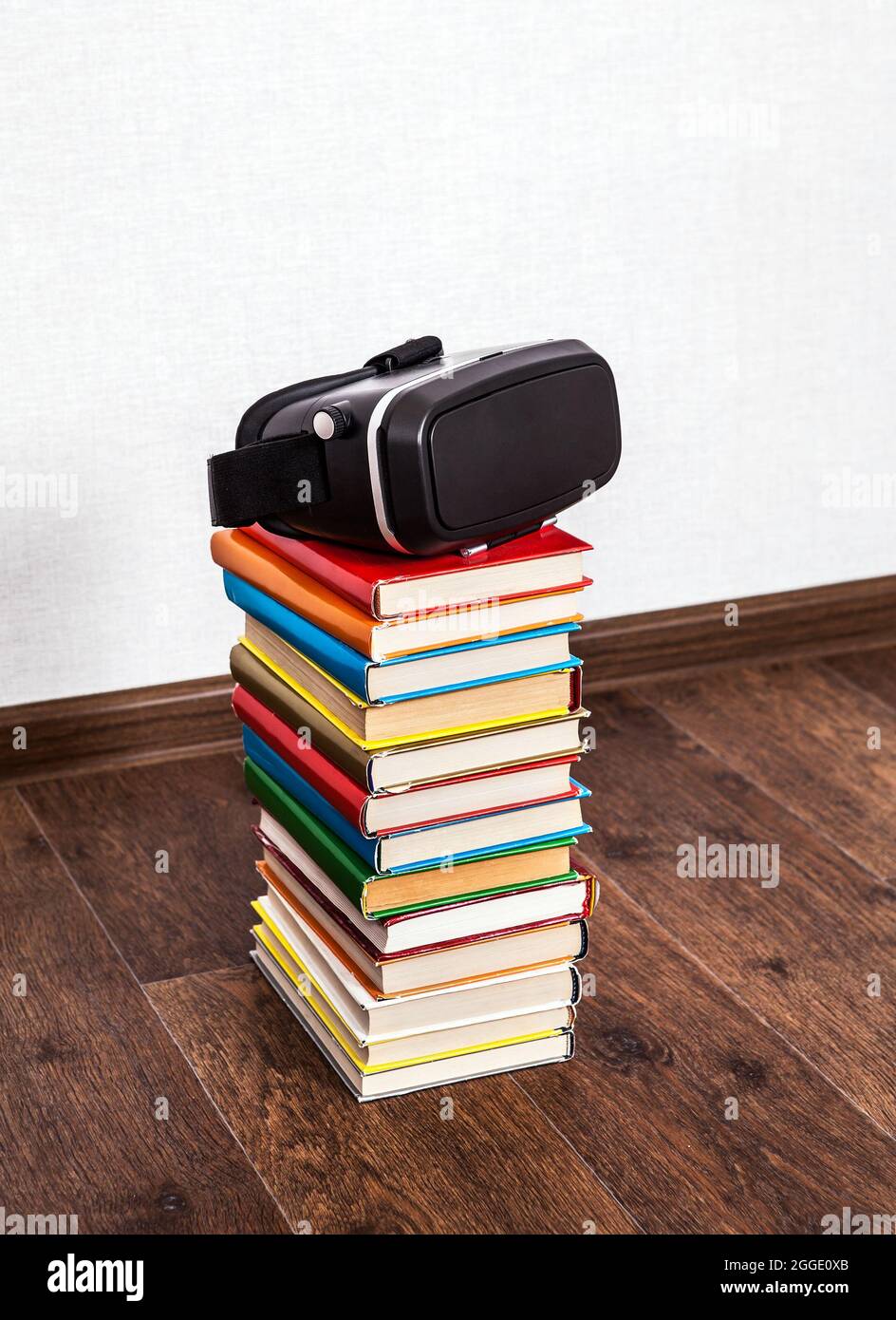 Occhiali di realtà virtuale sui libri nella stanza Foto Stock