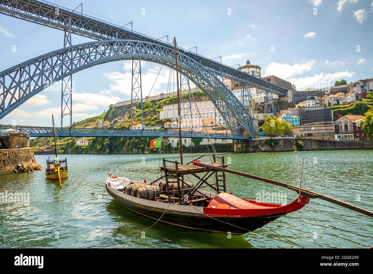 Bel ponte di ferro Dom Luis i sul fiume Douro a Porto, Portogallo Foto Stock