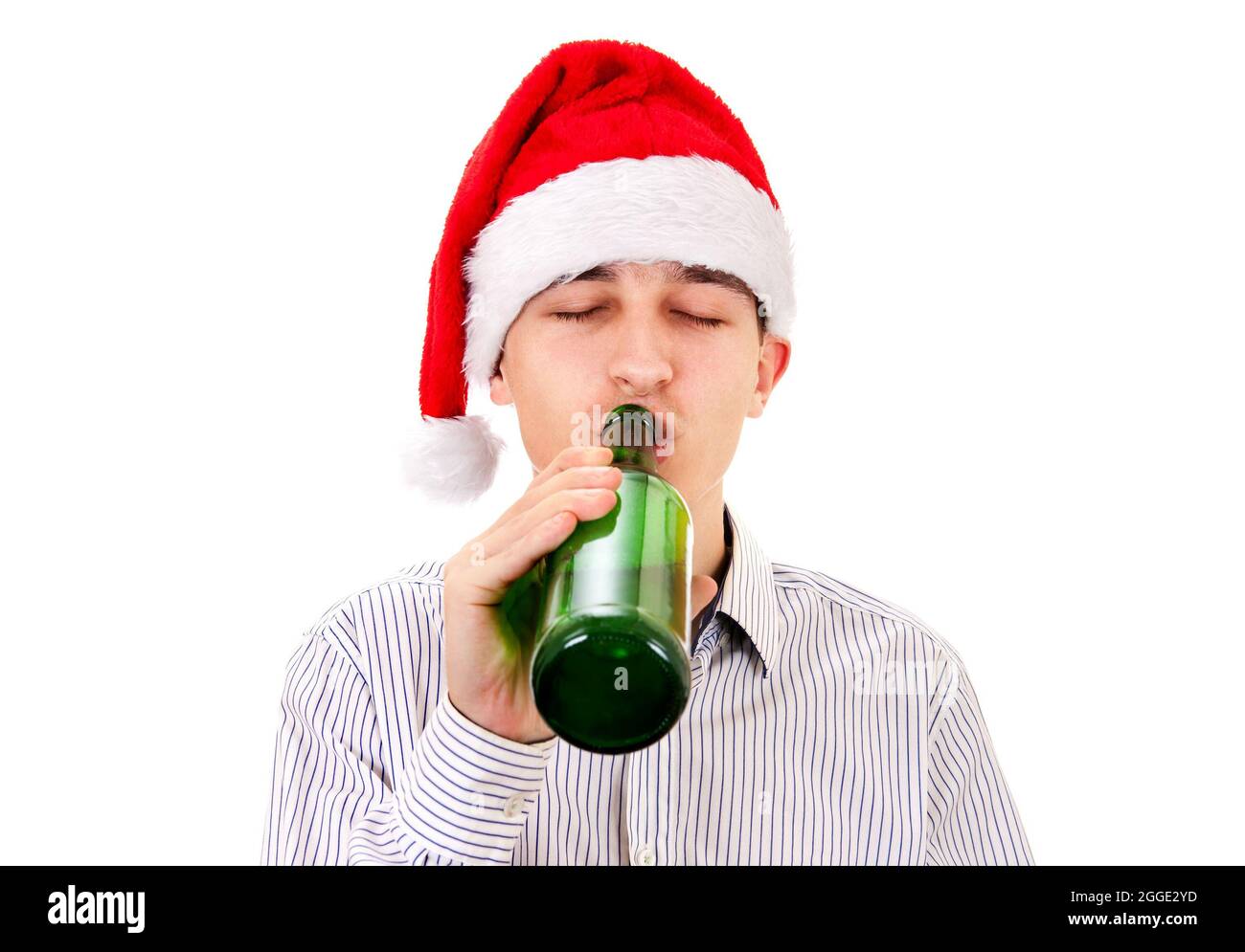 Giovane uomo a Santa Hat con una birra sul Sfondo bianco Foto Stock