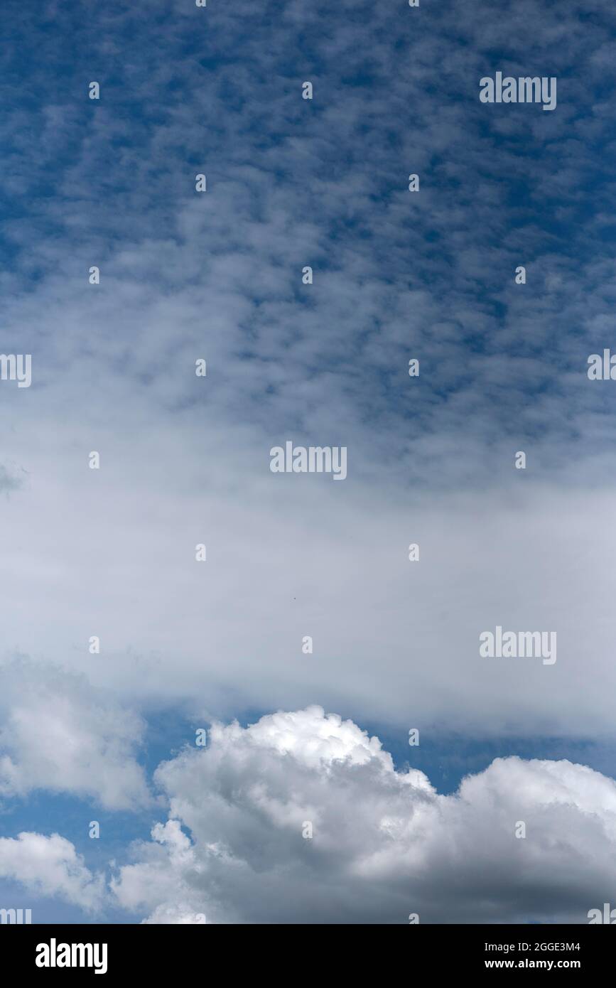 Cumulus nube (Cumulus) e Cirrocumulus, Baviera, Germania Foto Stock