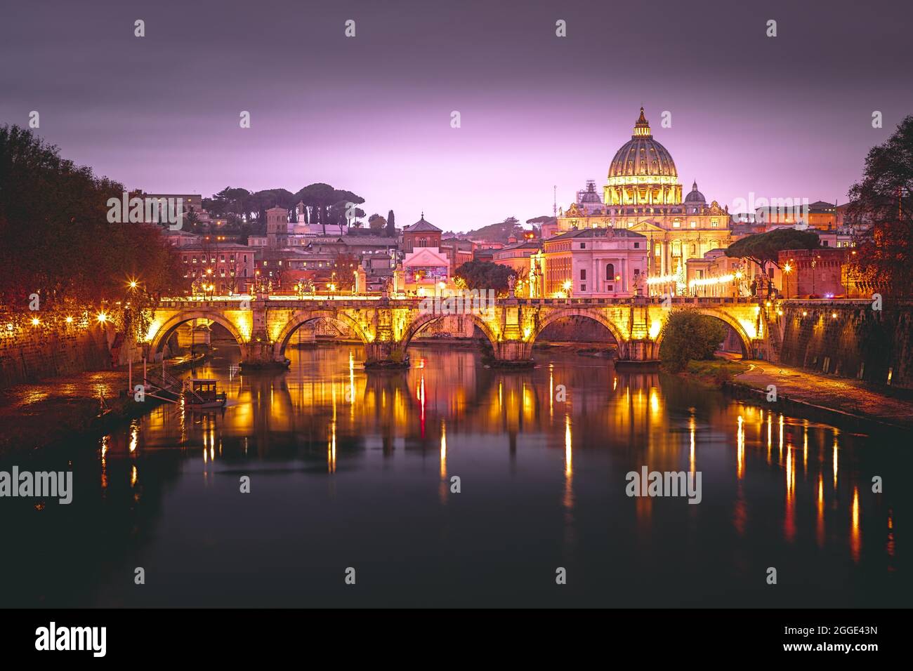 Vista del Vaticano illuminato sul fiume Tieber, Roma Italia Foto Stock