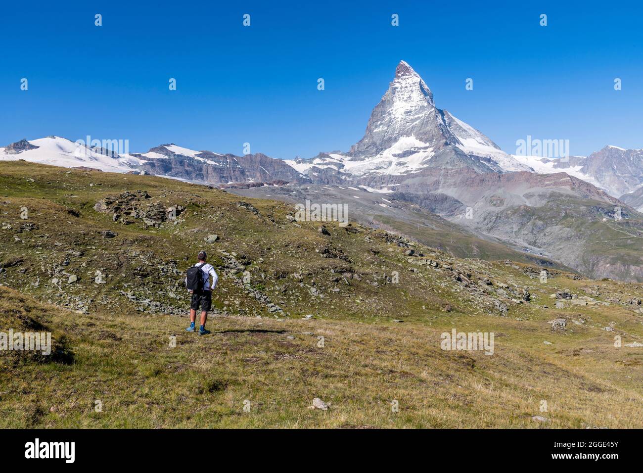 Escursionista caucasico maschile che guarda Cervino, Zermatt, Vallese, Svizzera Foto Stock